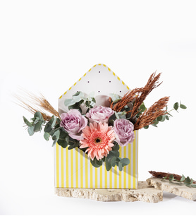 Sarı Çizgili Zarfta Lila Güller ve Pembe Gerbera