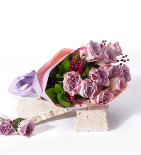 Lila Pembe Bukette 10 Lila Gül ve Mor Luna
